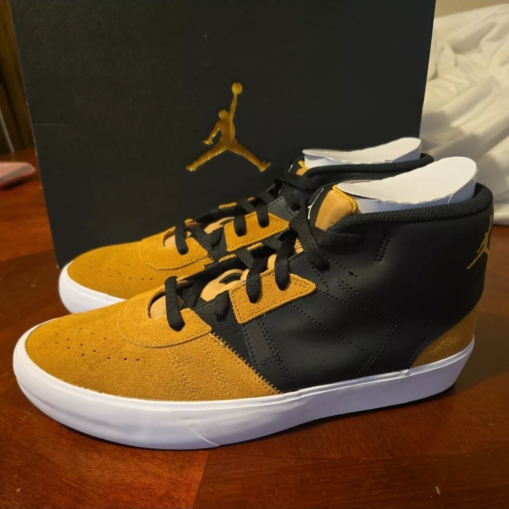 Jordan Men's Black and Tan‎ Sneakers